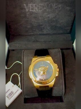 Versace Hera Quartz black patent leather watch